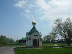 Константиново, часовня и за ней земская школа, где учился Есенин